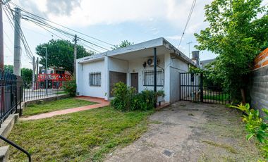 VENTA | PERMUTA - Casa de 2 Dormitorios, con cochera y patio - Granadero Baigorria.