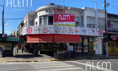 Inmueble comercial con 4 locales y 2 departamentos