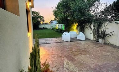 Casa moderna en Barrio San Carlos, 5 ambientes más estudio, terraza y gran parque