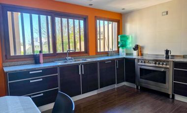 Casa moderna en Barrio San Carlos, 5 ambientes más estudio, terraza y gran parque