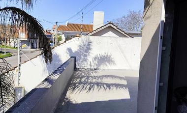 Casa moderna en Barrio San Carlos, 5 ambientes más estudio, terraza y gran parque