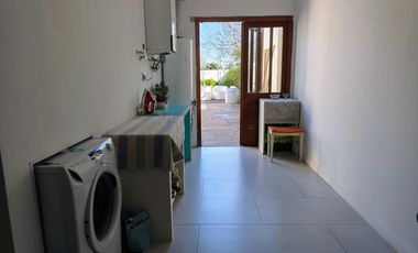 Casa moderna en Barrio San Carlos, 5 ambientes más estudio, terraza y gran parque