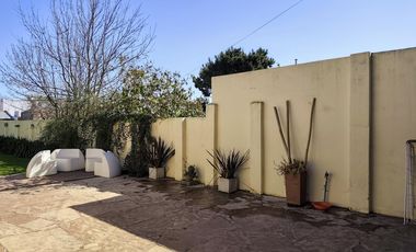 Casa moderna en Barrio San Carlos, 5 ambientes más estudio, terraza y gran parque