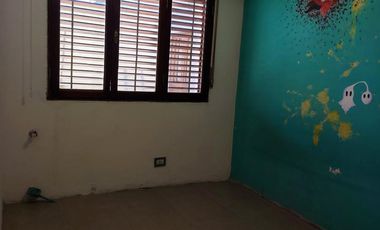 Casa moderna en Barrio San Carlos, 5 ambientes más estudio, terraza y gran parque