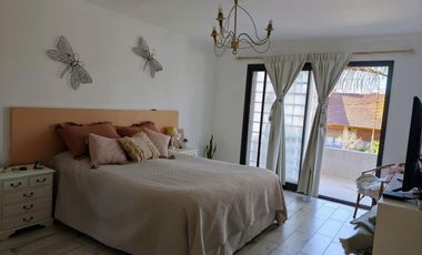 Casa moderna en Barrio San Carlos, 5 ambientes más estudio, terraza y gran parque