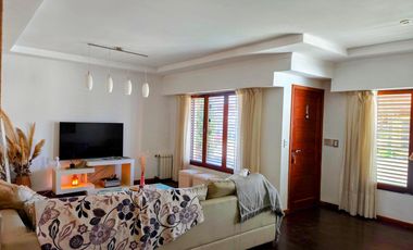 Casa moderna en Barrio San Carlos, 5 ambientes más estudio, terraza y gran parque
