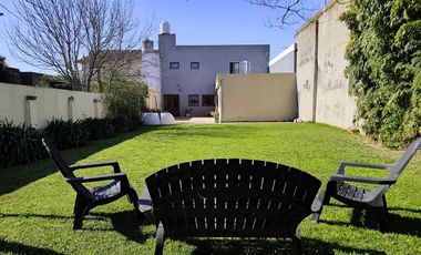 Casa moderna en Barrio San Carlos, 5 ambientes más estudio, terraza y gran parque