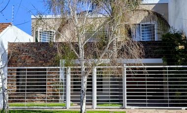 Casa moderna en Barrio San Carlos, 5 ambientes más estudio, terraza y gran parque