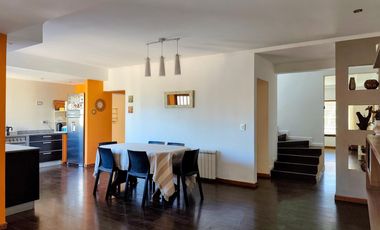 Casa moderna en Barrio San Carlos, 5 ambientes más estudio, terraza y gran parque