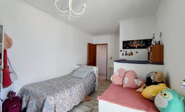 Casa moderna en Barrio San Carlos, 5 ambientes más estudio, terraza y gran parque