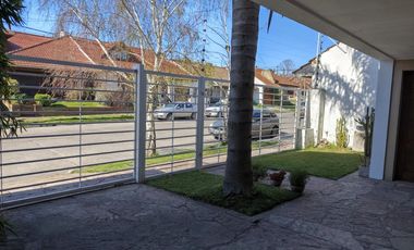 Casa moderna en Barrio San Carlos, 5 ambientes más estudio, terraza y gran parque