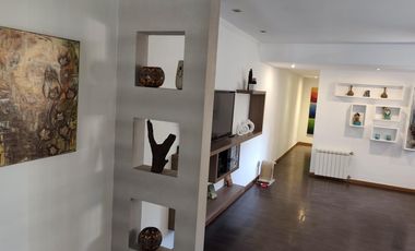 Casa moderna en Barrio San Carlos, 5 ambientes más estudio, terraza y gran parque