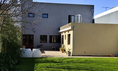 Casa moderna en Barrio San Carlos, 5 ambientes más estudio, terraza y gran parque