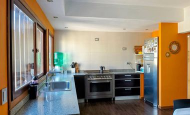 Casa moderna en Barrio San Carlos, 5 ambientes más estudio, terraza y gran parque