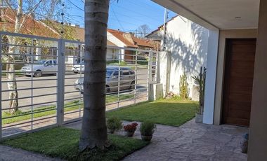Casa moderna en Barrio San Carlos, 5 ambientes más estudio, terraza y gran parque