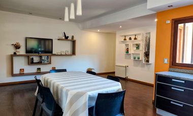 Casa moderna en Barrio San Carlos, 5 ambientes más estudio, terraza y gran parque