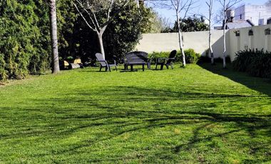 Casa moderna en Barrio San Carlos, 5 ambientes más estudio, terraza y gran parque