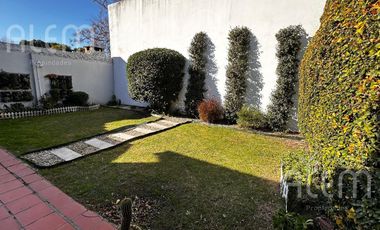 Casa de 5 ambientes en venta en Luis Guillon