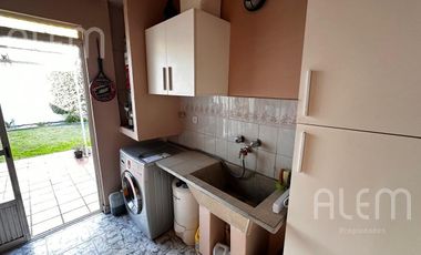 Casa de 5 ambientes en venta en Luis Guillon