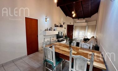 Casa de 5 ambientes en venta en Luis Guillon