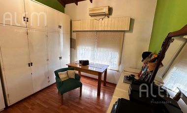 Casa de 5 ambientes en venta en Luis Guillon