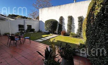 Casa de 5 ambientes en venta en Luis Guillon