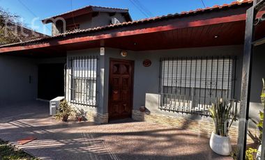 Casa de 5 ambientes en venta en Luis Guillon