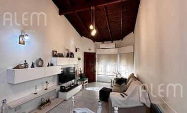 Casa de 5 ambientes en venta en Luis Guillon