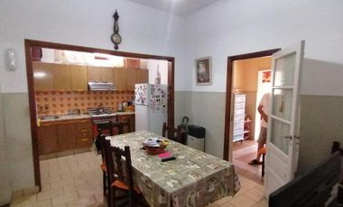 Chalet de tres ambientes y dependencias muy bien ubicado