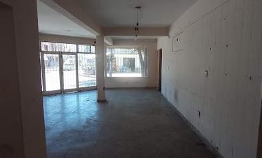 AMPLIA LOCAL EN ESQUINA CON DEPOSITO