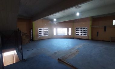 AMPLIA LOCAL EN ESQUINA CON DEPOSITO