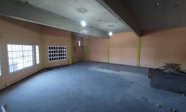 AMPLIA LOCAL EN ESQUINA CON DEPOSITO