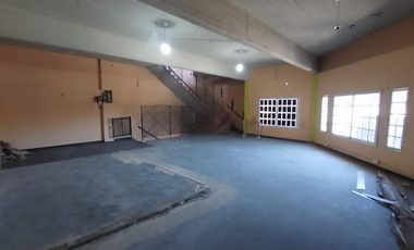 AMPLIA LOCAL EN ESQUINA CON DEPOSITO