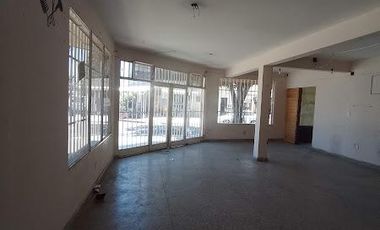 AMPLIA LOCAL EN ESQUINA CON DEPOSITO