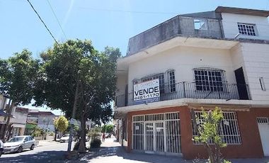 AMPLIA LOCAL EN ESQUINA CON DEPOSITO