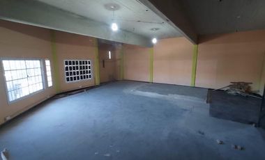 AMPLIA LOCAL EN ESQUINA CON DEPOSITO