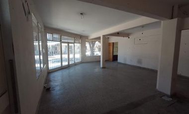 AMPLIA LOCAL EN ESQUINA CON DEPOSITO