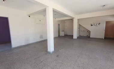 AMPLIA LOCAL EN ESQUINA CON DEPOSITO