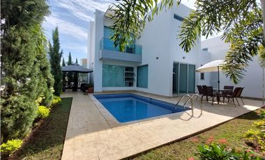 CASA  EN PICACHO CON PISCINA - CONJUNTO CERRADO