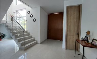 CASA  EN PICACHO CON PISCINA - CONJUNTO CERRADO