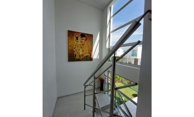 CASA  EN PICACHO CON PISCINA - CONJUNTO CERRADO