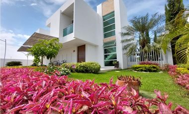 CASA  EN PICACHO CON PISCINA - CONJUNTO CERRADO