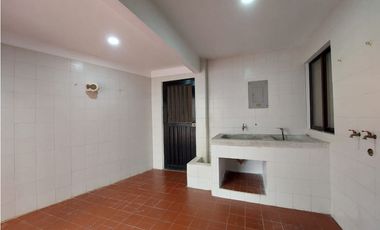 VENDE  CASA BIFAMILIAR EN 1ER PISO B/ PASATIEMPO