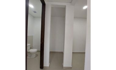 OFICINA + PARQUEADERO EN VENTA  SEXTA AVENIDA