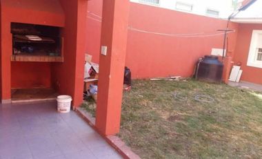 Casas en venta - 5 Dormitorios 2 Baños - Necochea