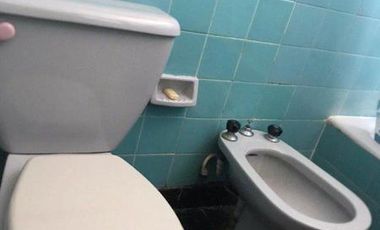 IMPECABLE CHALET 5 AMBIENTES SOBRE DOS LOTES EN ESQUINA CON GRAN PARQUE GARAGE DOBLE Y QUINCHO