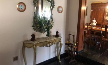 IMPECABLE CHALET 5 AMBIENTES SOBRE DOS LOTES EN ESQUINA CON GRAN PARQUE GARAGE DOBLE Y QUINCHO