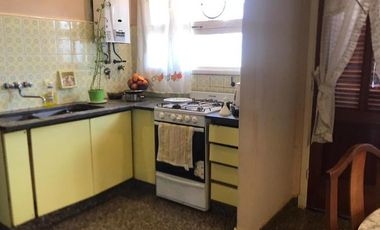 IMPECABLE CHALET 5 AMBIENTES SOBRE DOS LOTES EN ESQUINA CON GRAN PARQUE GARAGE DOBLE Y QUINCHO