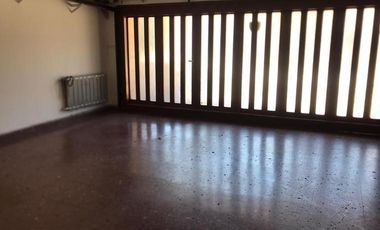 IMPECABLE CHALET 5 AMBIENTES SOBRE DOS LOTES EN ESQUINA CON GRAN PARQUE GARAGE DOBLE Y QUINCHO