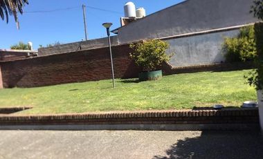 IMPECABLE CHALET 5 AMBIENTES SOBRE DOS LOTES EN ESQUINA CON GRAN PARQUE GARAGE DOBLE Y QUINCHO